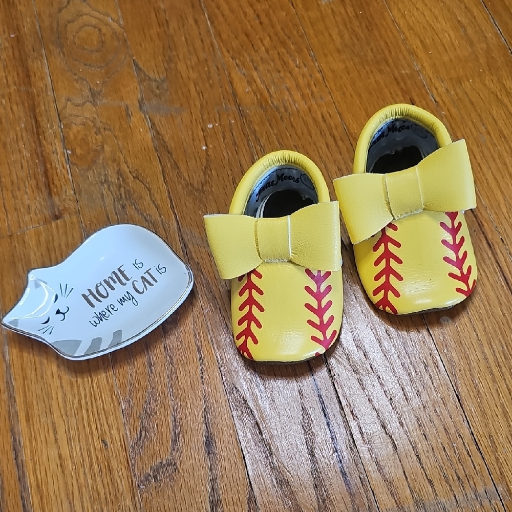 Texas Moccs Size 2/3 Softball...like New!